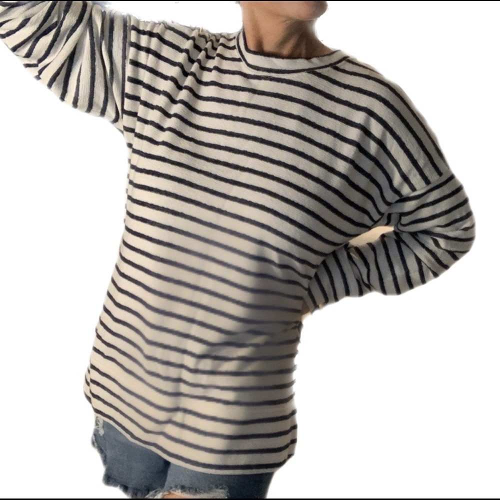 Super cute navy/cream stripe boxy sweatshirt. Like new. Casual and comfy. M.